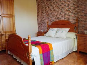 Tempat tidur dalam kamar di Ático con vistas a la ciudad