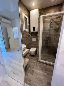 ボーソレイユにあるMonaco chic haven Casino borderのバスルーム(トイレ、ガラス張りのシャワー付)