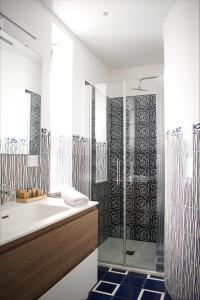 La salle de bains est pourvue d'une douche et d'un lavabo blanc. dans l'établissement Fountain House Sorrento, à Sant'Agnello