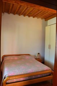 カーヴォにあるCasa Baroncelliのベッドルーム1室(ベッド1台、白いキャビネット付)