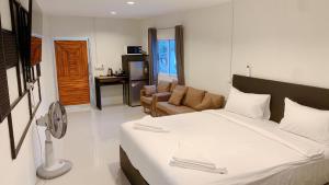 タオ島にあるAmazing Inn Koh Taoのベッドルーム1室(ベッド1台付)、リビングルームが備わります。