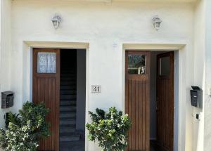 ein Haus mit zwei Holztüren und Treppen in der Unterkunft Sweet Home Desiree in Florenz