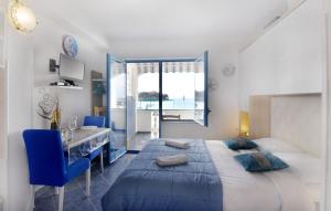 een slaapkamer met een bed, een bureau en een raam bij Appartement in Savudrija mit Grill, Garten und Terrasse und Meerblick in Savudrija