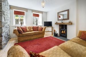 sala de estar con 2 sofás y chimenea en Brooklands - Lindale near Grange-Over-Sands en Lindale