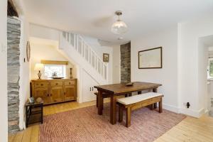 uma sala de jantar com uma mesa de madeira e um banco em Brooklands - Lindale near Grange-Over-Sands em Lindale