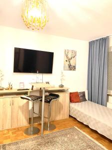 sala de estar con mesa y sofá en Welcome to Messe! Two-bedroom SmartApartment &Balcony en Hannover
