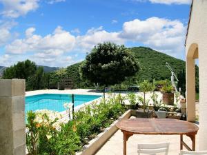 Saint Jean du PinにあるSpacieuse villa à Saint-Jean-du-Pin avec piscine privéeのパティオ(テーブル、プール付)