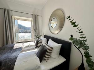 una camera da letto con letto, cuscini e specchio di Schloß Ort a Passavia