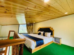 sypialnia z dużym łóżkiem i drewnianym sufitem w obiekcie ROYAL HILLS w mieście Manāli