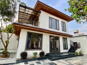 a house with a balcony on top of it at Chí Thanh Homestay in Pleiku