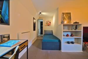 - un salon avec un lit et un bureau dans l'établissement Péniche MaPensée, à Metz