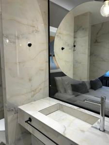 アテネにあるDina&McAllisterのバスルーム(洗面台、鏡付)