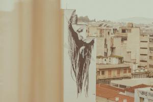 アテネにあるDina&McAllisterの建物横の女性図