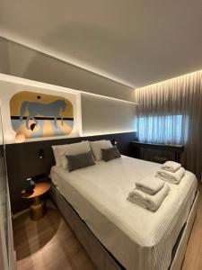 アテネにあるDina&McAllisterのベッドルーム(白いシーツを使用した大型ベッド1台付)