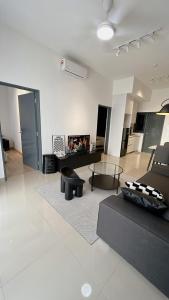 uma sala de estar com um sofá e uma lareira em 5 min Sunway Lagoon PJ KL Cosy Stylish Suite Big Pool em Petaling Jaya