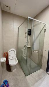 uma casa de banho com um WC e uma cabina de duche em vidro. em 5 min Sunway Lagoon PJ KL Cosy Stylish Suite Big Pool em Petaling Jaya