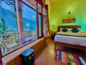 1 dormitorio con cama y ventana grande en Nature Valley Resort Manali 2 Bedrooms luxury Cottages, en Manali