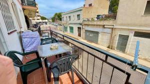 a table and chairs on the balcony of a building at MEDDAYS APARTAMENTO MONTEMAR in Miami Platja