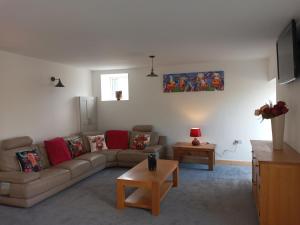 uma sala de estar com um sofá e uma mesa em orchard meadow holiday barn leek-buxton-Ashbourne em Buxton