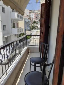 d'un balcon avec deux chaises et vue sur la ville. dans l'établissement Light and sea 2, à Kavala