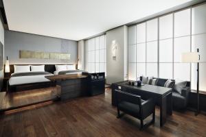 1 dormitorio con 1 cama, mesa y sillas en AC Hotel by Marriott Tokyo Ginza, en Tokio