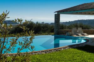 una piscina en el patio de una villa en The Editor's Villa - Member of Spiritual Living Corfu, en Virós
