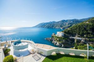 una vista sulla costa amalfi da una casa di Villa Venera - pool, jacuzzi & breathtaking view a Maiori