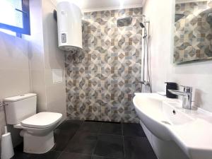 Ένα μπάνιο στο Botabara 312 Beach Front Apartment +74 φωτογραφίες