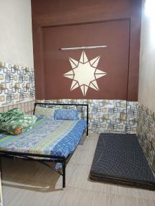 um quarto com uma cama e uma estrela na parede em SIDHU GUEST HOUSE golden temple 400m walking distance em Amritsar