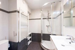 een badkamer met een douche, een wastafel en een toilet bij 5 mn à pied Monaco - Cosy appartement in Beausoleil