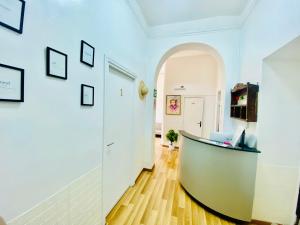 罗马COMFORT INN ROMA TERMINI的走廊上设有拱门,房间设有一张书桌