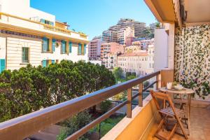 a balcony with a table and a view of the city at 5 mn à pied Monaco - Cosy appartement - BU in Beausoleil