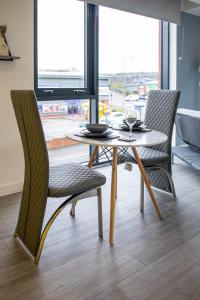 mesa y sillas en una habitación con ventana en New studio balcony apartment in Sheffield, en Sheffield