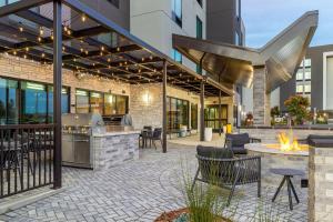um pátio exterior com um bar e comodidades para churrascos em TownePlace Suites by Marriott Pleasanton em Pleasanton
