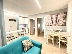 salon z niebieską kanapą i stołem w obiekcie Pontevedra Apartments - Peregrina Family Suite w mieście Pontevedra
