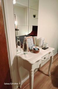 einem weißen Tisch vor einem Spiegel in der Unterkunft Prince's room in Dublin