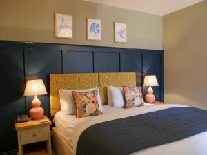 Ein Bett oder Betten in einem Zimmer der Unterkunft Caley Hall
