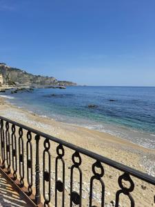 - Balcón con vistas a la playa en Etna vineyard Sicily, en Piedimonte Etneo