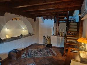 Habitación con escalera y habitación con mesa. en Etna vineyard Sicily, en Piedimonte Etneo