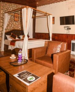 阿爾莫拉的住宿－The Himalayan Heights Satya's kasardevi，一间卧室配有一张床、一张沙发和一张桌子
