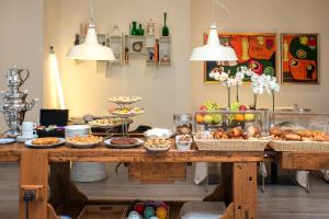 una mesa con muchos tipos diferentes de comida en ella en Hotel Bernina, en Milán