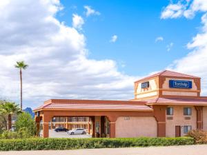 un gran edificio con un cartel encima en Travelodge by Wyndham Tucson AZ, en Tucson