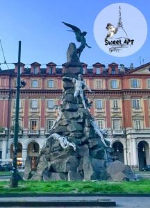 SWEET APT Piazza Statuto 9 Deluxe NEL PIENO CENTRO DI TORINO في تورينو: تمثال امام مبنى مكتوب عليه هواء حلو