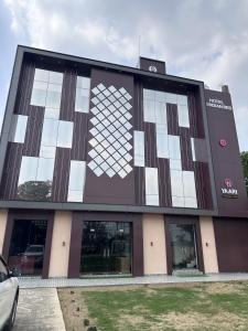 um edifício com um design ao lado em Hotel Obsidian Red em Gorakhpur