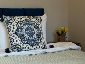 una almohada sobre una cama con flores en Charming, spacious and cosy home in HULL en Hull