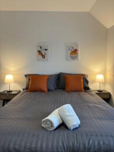 Una cama o camas en una habitación de 3 Cherry Tree Cottages