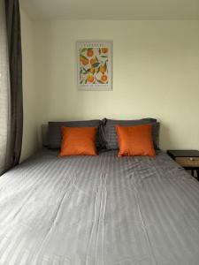 Una cama o camas en una habitación de 3 Cherry Tree Cottages