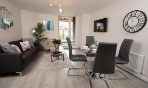 un soggiorno con divano e tavolo di GuestReady - Beautiful apartment on Dublin Coast a Dublino