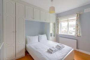 Postel nebo postele na pokoji v ubytování GuestReady - A contemporary escape in Sandyford