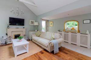 un soggiorno con divano e camino di GuestReady - Opulence Malahide Seaside Cottage a Malahide